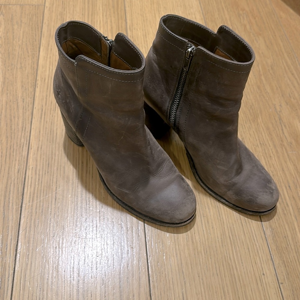 Frye Taupe ankle boots 👢 - excellent condition!